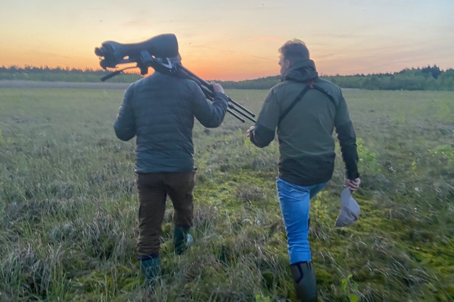 2 Vogelbeobachter im Moor bei Dämmerung