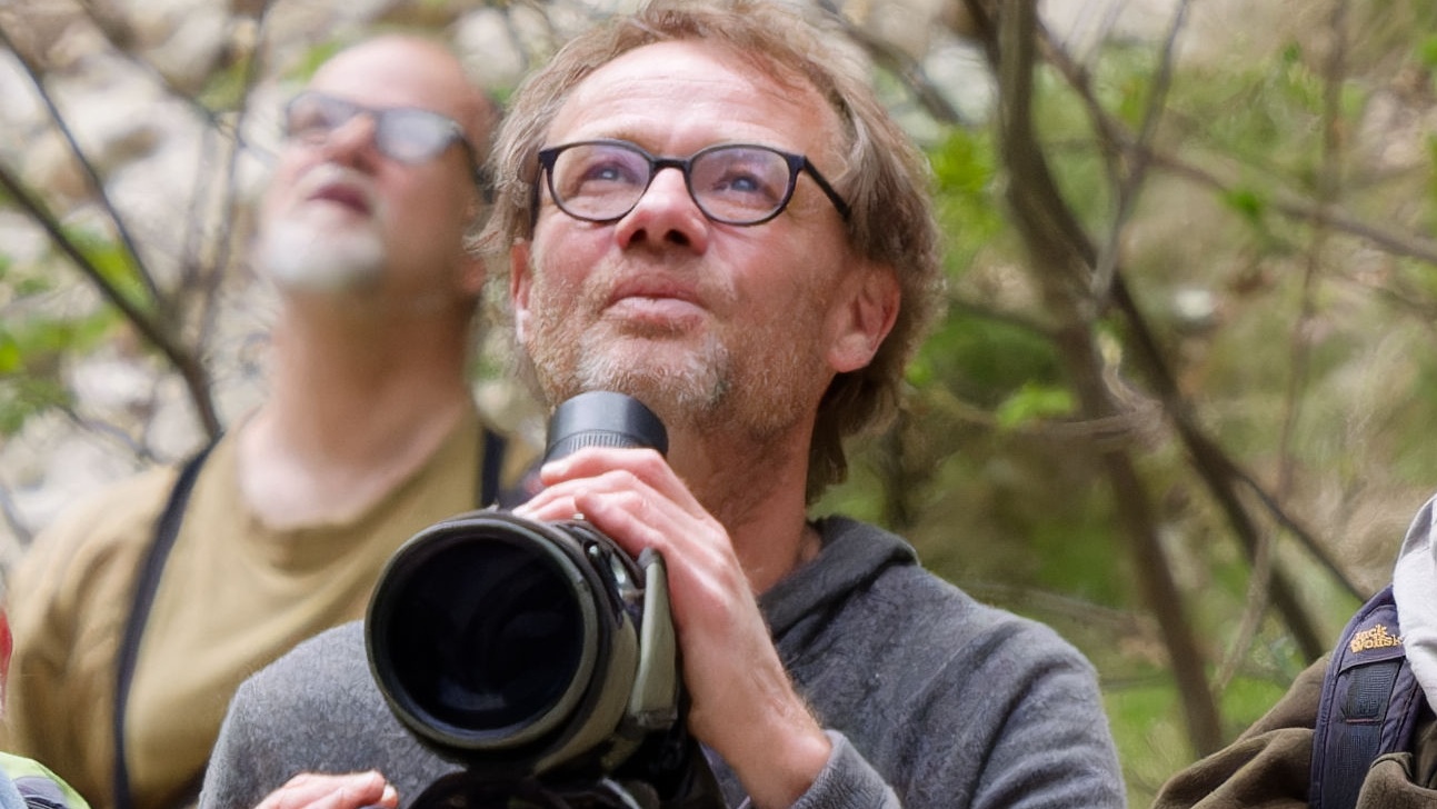 Vogelexperte Lou Bertalan (links mit Spektiv auf dem Statikv) beim Birden mit Gruppe Vogelexperte Lou Bertalan beim Birden mit Gruppe
