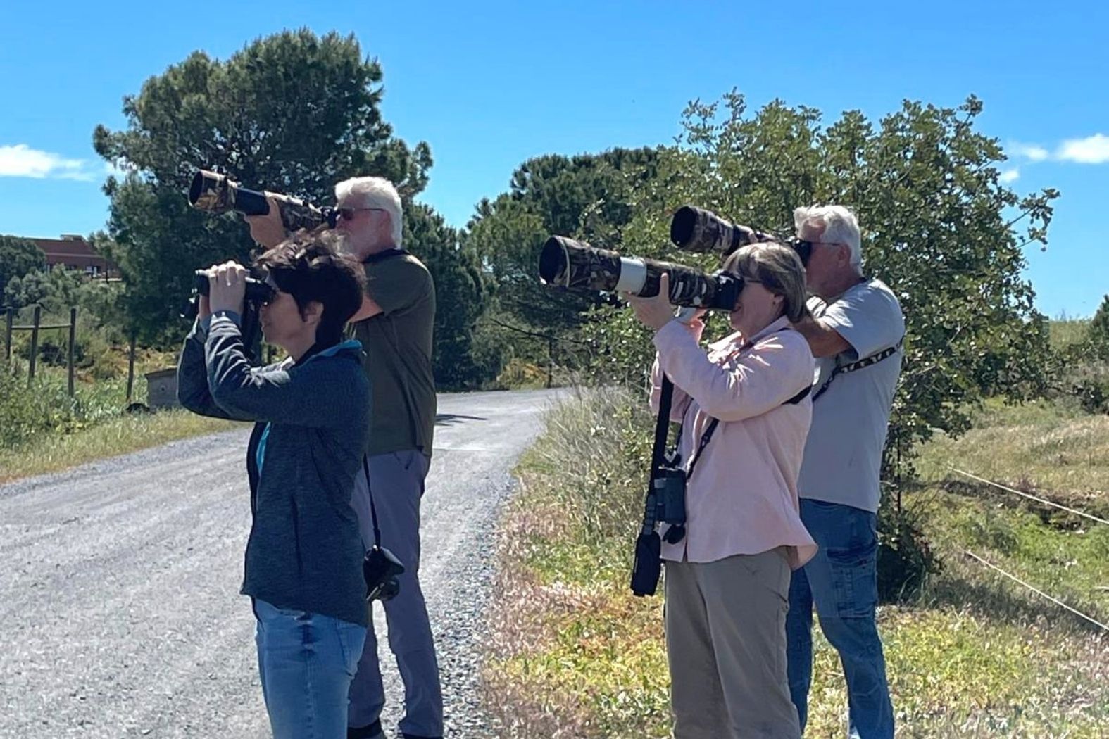 Volker Sthamer und Reisegäste beim Fotografieren in Afrika – unterwegs auf Vogelreise