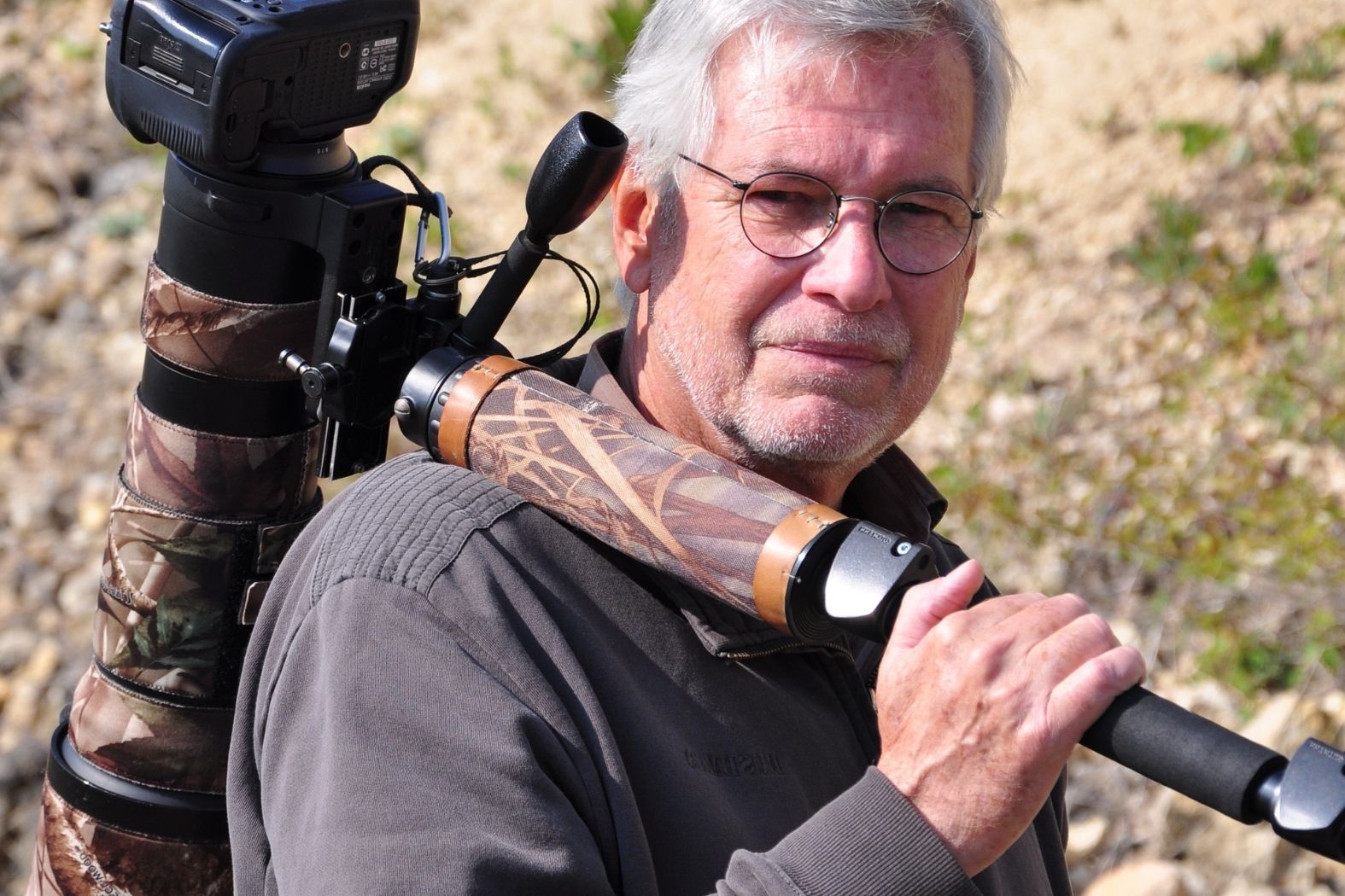 Porträt von Volker Sthamer mit Kameraausrüstung in Afrika – Reiseleiter und Vogelbeobachter