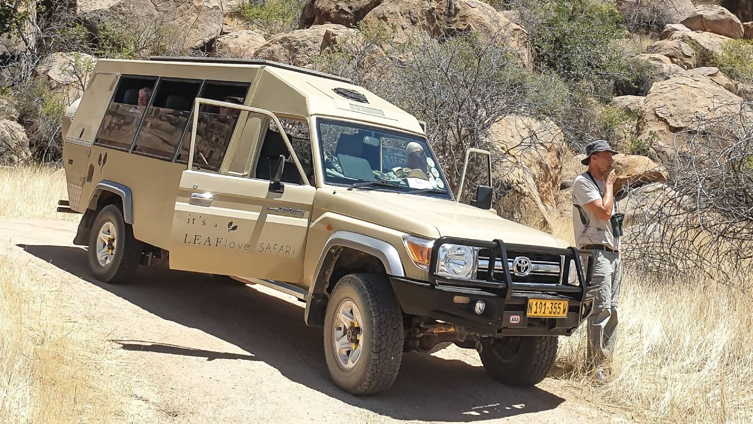 Reiseleiter Albert Voigts beim birden in Namibia - copyright Leavelove Safari Albert Voigts beim birden am Jeep in Namibia