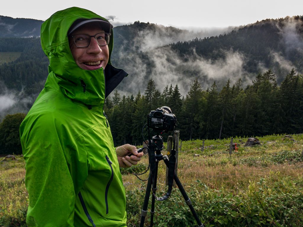 Mann fotografiert Nebelstimmung im Schwarzwald