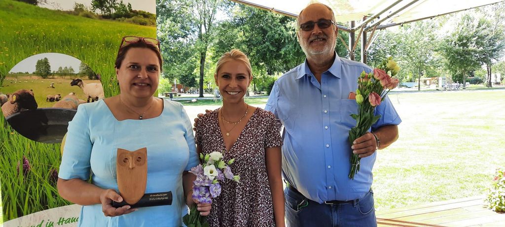 Im Namen von birdingtours gratuliert Elisa Stoll den beiden Reiseleitenden zu ihrer hohen Auszeichnung.  