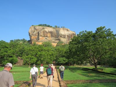 Reisegruppe auf dem Weg zum Sigiriya Felsen